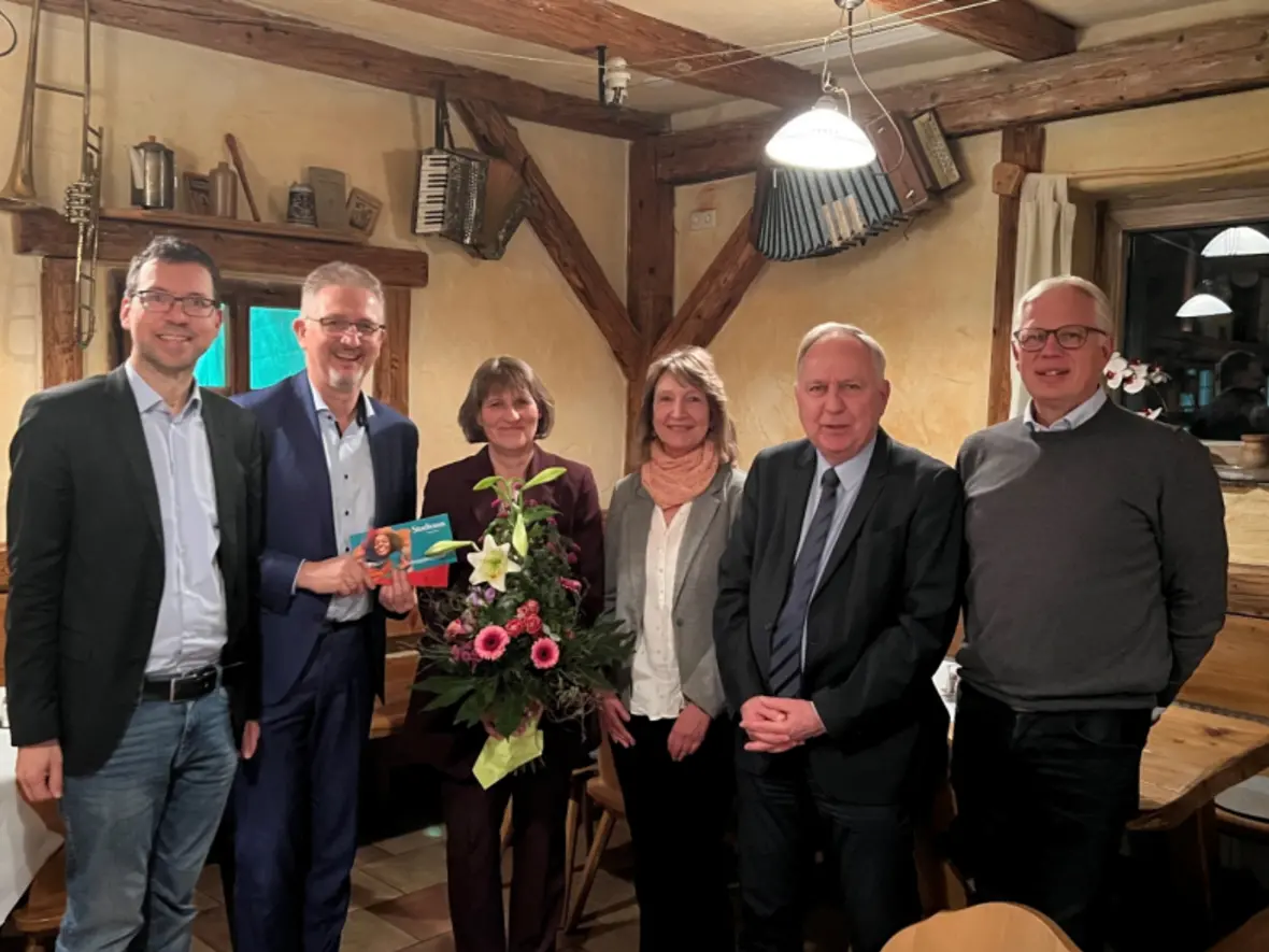 Im Rahmen einer feierlichen Übergabe wurde Ilona Beyer-Stempfle für ihr langjähriges Engagement im Vorstand gewürdigt und ihre Nachfolgerin Heidrun Preissler offiziell begrüßt.